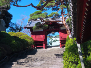 ikebukuro gokokuji temple with stairway